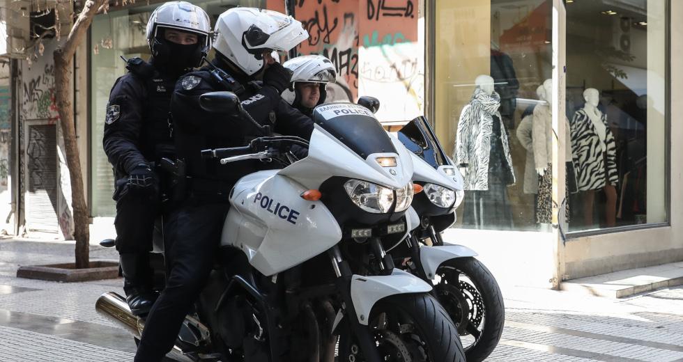 Πάτρα: Συναγερμός στην ΕΛ.ΑΣ. για παιδάκι κλειδωμένο σε αυτοκίνητο - Τι είχε συμβεί