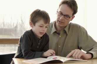 Αυτός είναι ο τρόπος να μεγαλώσετε κοινωνικά και γενναιόδωρα παιδιά