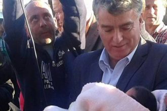 Συγκινητικό στιγμιότυπο - Ο Σύρος Δήμαρχος Ανδραβίδας - Κυλλήνης αγκαλιάζει βρέφος πρόσφυγα! - ΦΩΤΟΓΡΑΦΙΑ