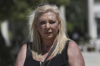 Η Δήμητρα Λιάνη στέλνει «γράμμα» στον Ανδρέα Παπανδρέου για τη γιορτή του με μομφές εναντίον του Γιώργου