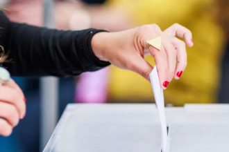 Δημοσκόπηση Interview: Ποιον εμπιστεύονται οι πολίτες, με ποιον αρχηγό θα έβγαιναν για καφέ - Άνετο προβάδισμα ΝΔ