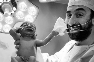 Κορονοϊός: Νεογέννητο τραβά τη μάσκα του γιατρού και γίνεται viral σε όλο τον κόσμο!