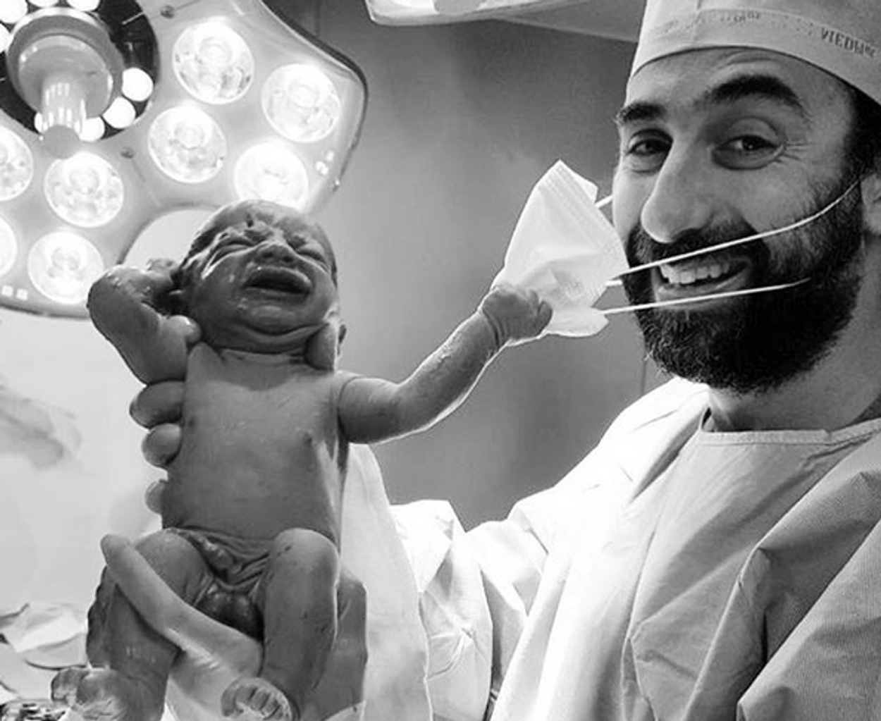 Κορονοϊός: Νεογέννητο τραβά τη μάσκα του γιατρού και γίνεται viral σε όλο τον κόσμο!