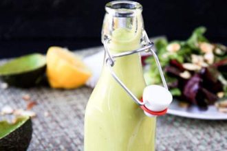 Δύο ντρέσινγκ για καλοκαιρινές σαλάτες