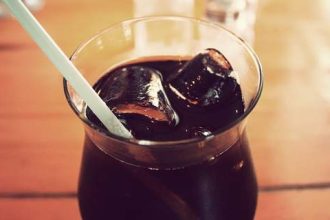 Στη Βρετανία βάζουν φόρο στα αναψυκτικά με ζάχαρη για να αντιμετωπίσουν την παιδική παχυσαρκία