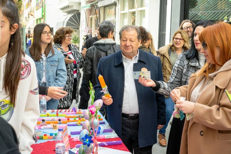 «Πλημμύρισε» από παιδικές φωνές το κέντρο του Αιγίου στο «Πασχαλινό παζάρι για καλό σκοπό»