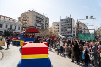 Καρναβαλικός σοκολατοπόλεμος γλύκανε το πλήθος ντόπιων και επισκεπτών στο κέντρο της Πάτρας - ΦΩΤΟ