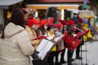 Παιδικές φωνές σε τραγούδια αγάπης και καρναβαλιού, στον πεζόδρομο της Αγίου Νικολάου