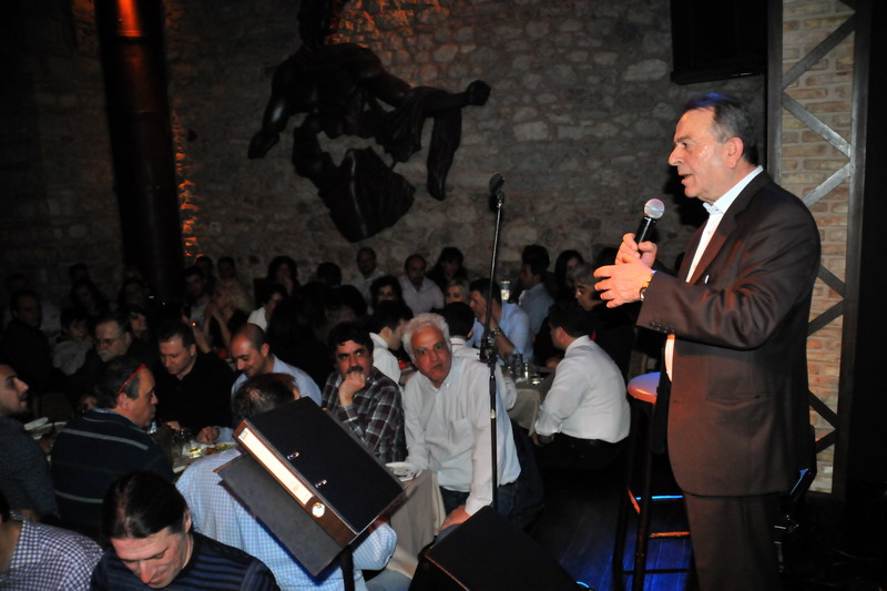 Πάτρα: Ασφυκτικά γεμάτη η αίθουσα στη συνεστίαση της Ανυπότακτης Πολιτείας - ΔΕΙΤΕ ΦΩΤΟΓΡΑΦΙΕΣ