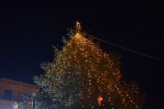 Ναύπακτος: Άναψε το Χριστουγεννιάτικο δέντρο - ΒΙΝΤΕΟ - ΦΩΤΟ