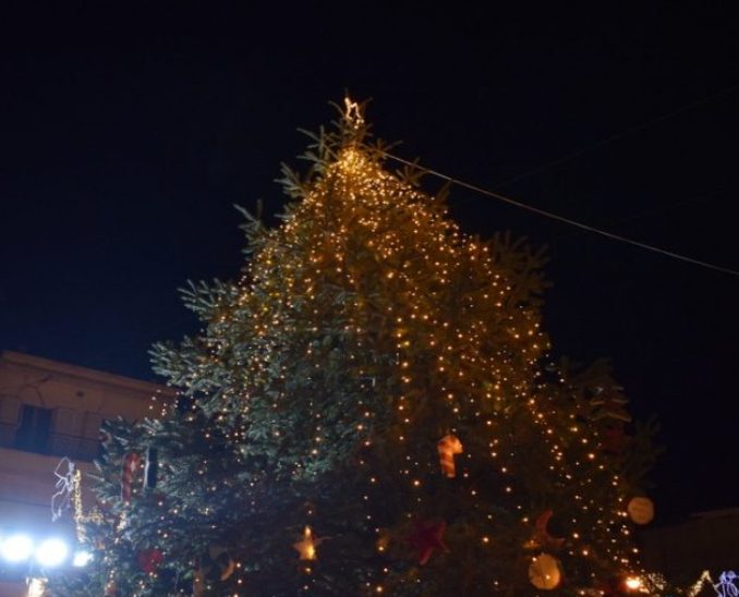 Ναύπακτος: Άναψε το Χριστουγεννιάτικο δέντρο - ΒΙΝΤΕΟ - ΦΩΤΟ