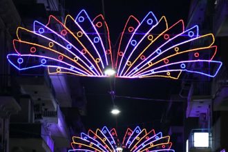 Πάτρα: Αναψε ο καρναβαλικός διάκοσμος - ΦΩΤΟ