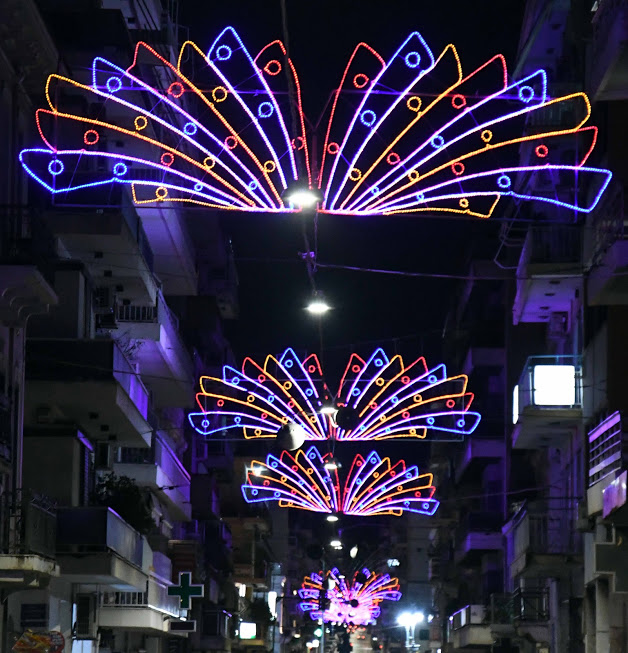 Πάτρα: Αναψε ο καρναβαλικός διάκοσμος - ΦΩΤΟ