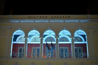 Πάτρα: Στα χρώματα της γαλανόλευκης το Δημοτικό Θέατρο Απόλλων