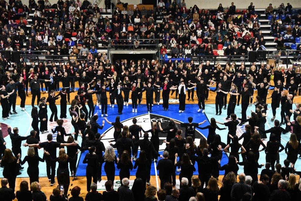 Το αδιαχώρητο στο Κλειστό της ΕΑΠ για το Χορευτικό του Δήμου Πατρέων (ΦΩΤΟ)