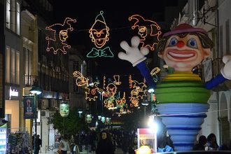 Η Πάτρα φωταγωγείται καρναβαλικά!