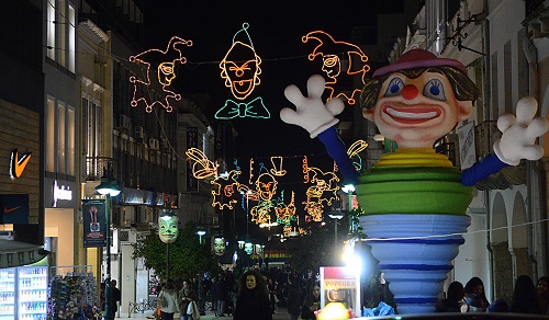 Η Πάτρα φωταγωγείται καρναβαλικά!