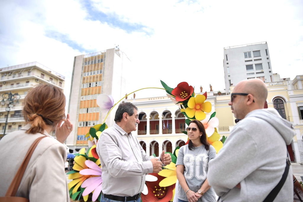 O Δήμαρχος Πατρέων στη στολισμένη για την Πρωτομαγιά πλατεία Γεωργίου (ΦΩΤΟ)