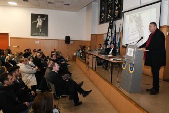 Ο Αντιδήμαρχος Αθλητισμού Τάκης Πετρόπουλος στην κοπή της πίτας του Ποδηλατικού Ομίλου