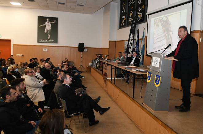 Ο Αντιδήμαρχος Αθλητισμού Τάκης Πετρόπουλος στην κοπή της πίτας του Ποδηλατικού Ομίλου