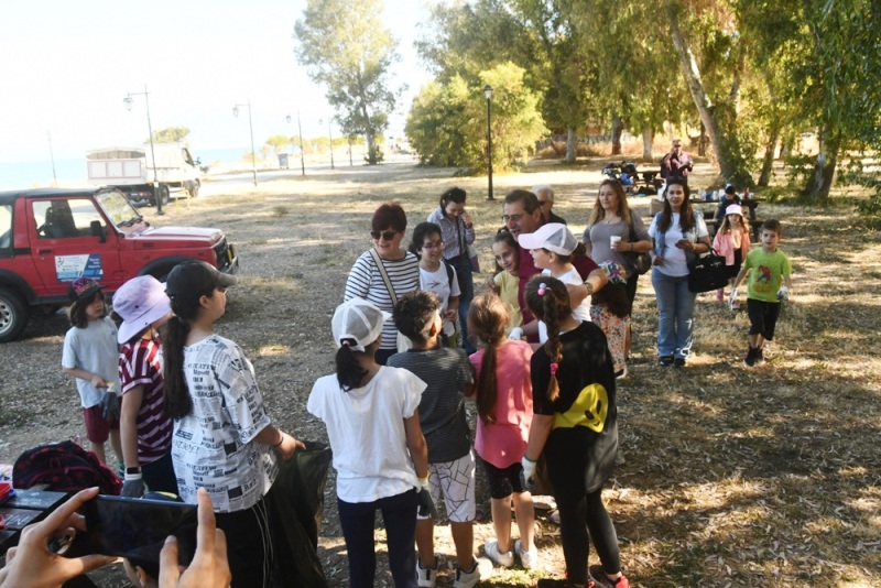 Οι μαθητές του 19ου Δημοτικού Σχολείου Πάτρας υπερασπίζονται την αυλή τους - Καθαρισμός στο Νότιο Πάρκο (ΦΩΤΟ)