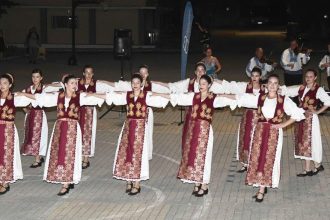 Υπαίθρια εκδήλωση με θαλάσσια αύρα από την Τιμισοάρα της Ρουμανίας στην Πλαζ της Αγυιάς - ΦΩΤΟ