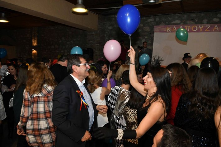 Πάτρα: Ξεφάντωμα στον Αποκριάτικο Χορό του Δημάρχου - ΦΩΤΟ