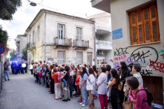 Θεατρικά δρώμενα στην είσοδο του ιστορικού καταφυγίου της Πάτρας