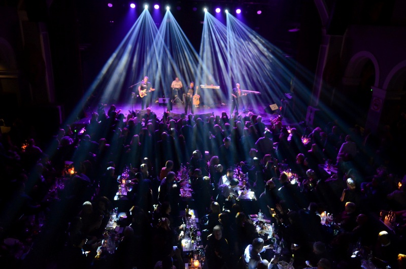 Ξεσήκωσε τα "Ντόμινο" ο Πασχάλης στο Royal (ΦΩΤΟ)