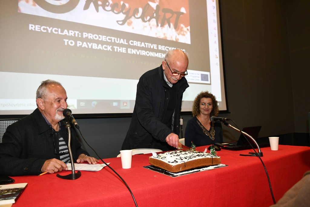 Ο Αντιδήμαρχος Νίκος Ασπράγκαθος, στην εκδήλωση κοπής της Πρωτοχρονιάτικης πίτας, της ΟΙ.ΚΙ.ΠΑ.