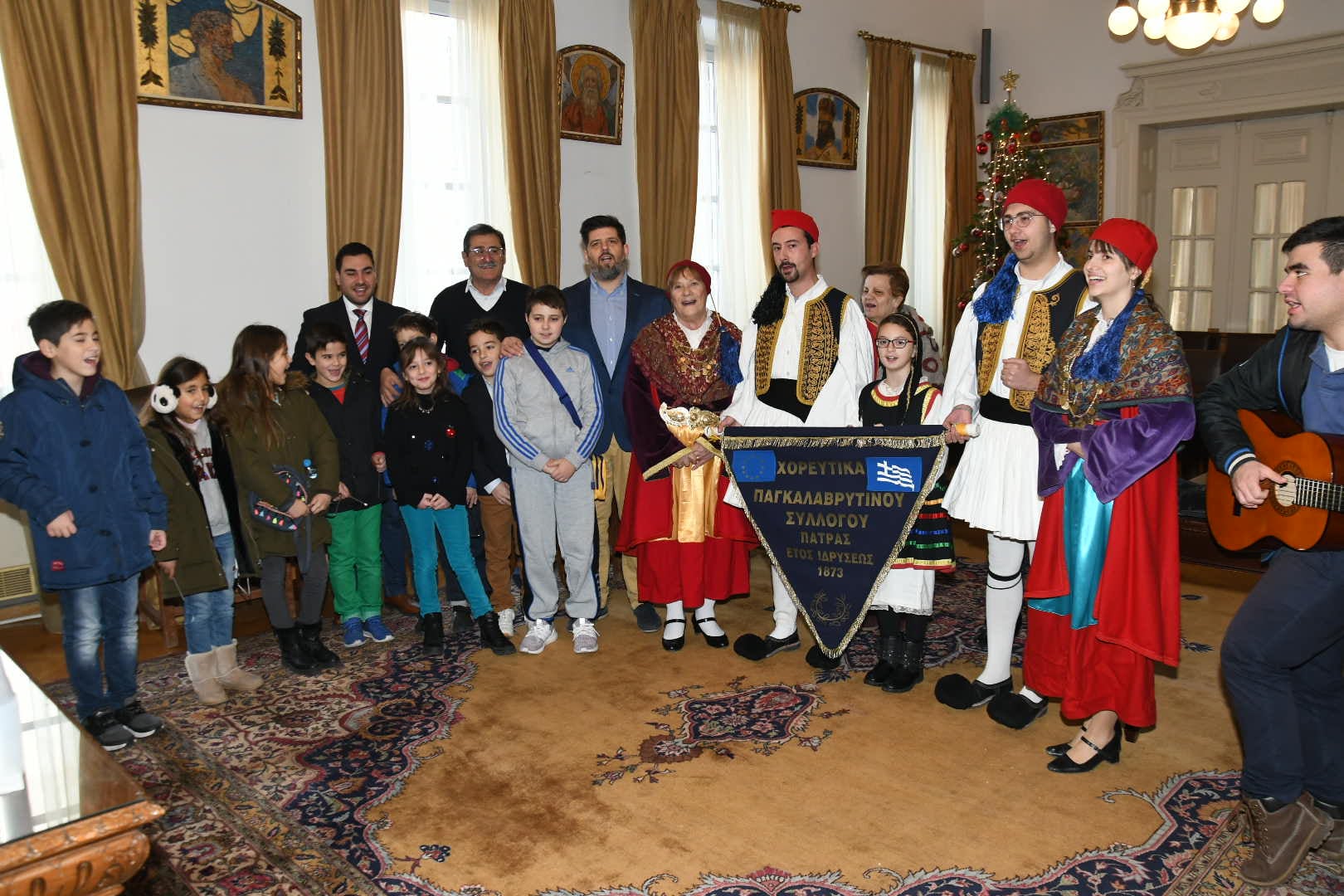 Πάτρα: Έψαλλαν Πρωτοχρονιάτικα Κάλαντα στον Δήμαρχο - ΦΩΤΟ