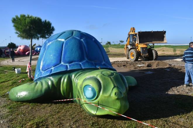 Τοποθετούνται οι κατασκευές για παιδιά στο Νότιο Πάρκο της Πάτρας