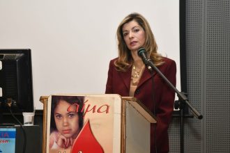 Η αντιδήμαρχος Βίβιαν Σαμούρη στην κοπή της βασιλόπιτας των εθελοντών αιμοδοτών