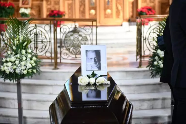 Συγκίνηση στο τελευταίο αντίο στον δημοσιογράφο Κώστας Χαρδαβέλλα - ΦΩΤΟ