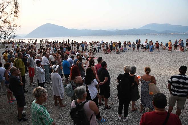 Εκατοντάδες "σωσίβια" στην συγκέντρωση ενάντια στην ιδιωτικοποίηση της Πλαζ - ΦΩΤΟ