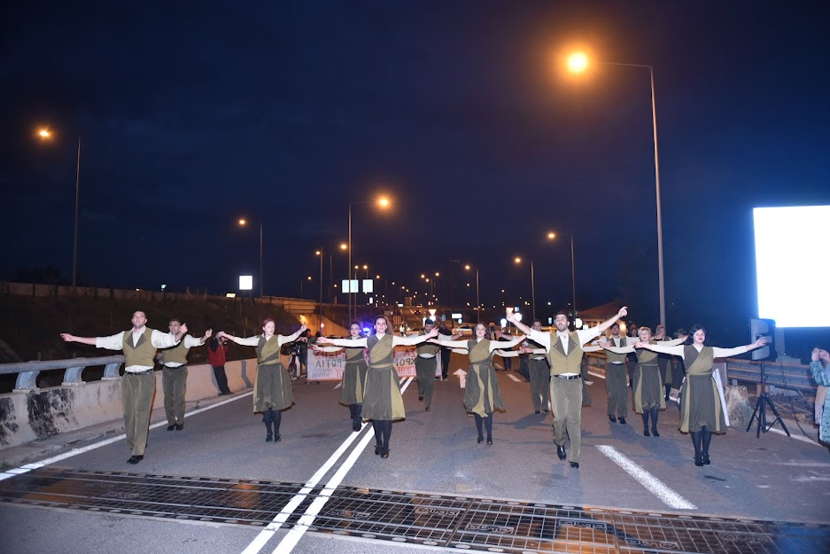 Χόρεψαν στο μπλόκο των αγροτών, στο Αίγιο
