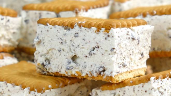 Εύκολο παγωτό σάντουιτς stracciatella!