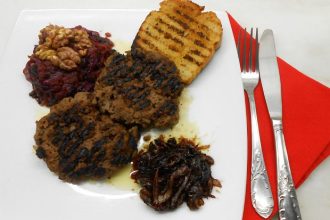 Μπιφτέκια με καρύδια και κόκκινο λάχανο