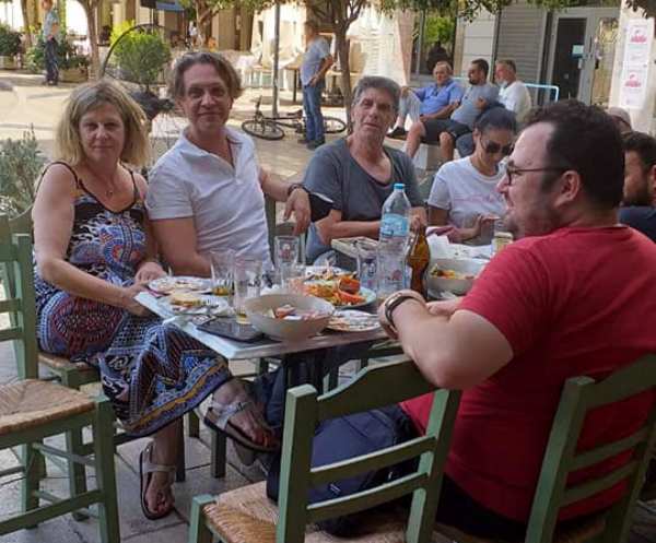 Χειλάκης - Μπέζος απόλαυσαν τους μεζέδες της "Πλατείας" - ΦΩΤΟ