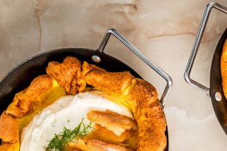 Τηγανίτες με καπνιστή πέστροφα και λεμονάτο γιαούρτι