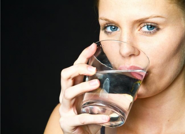 Πόσα ποτήρια νερό την ημέρα μειώνουν τον κίνδυνο για καρδιακή προσβολή