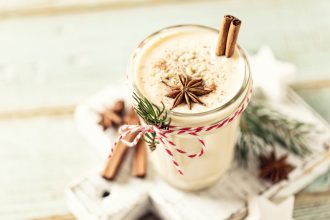 Eggnog: Το απόλυτο Χριστουγεννιάτικο ρόφημα. Δες πώς θα το φτιάξεις