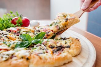 Πικάντικη ελληνική πίτσα με μελιτζάνα