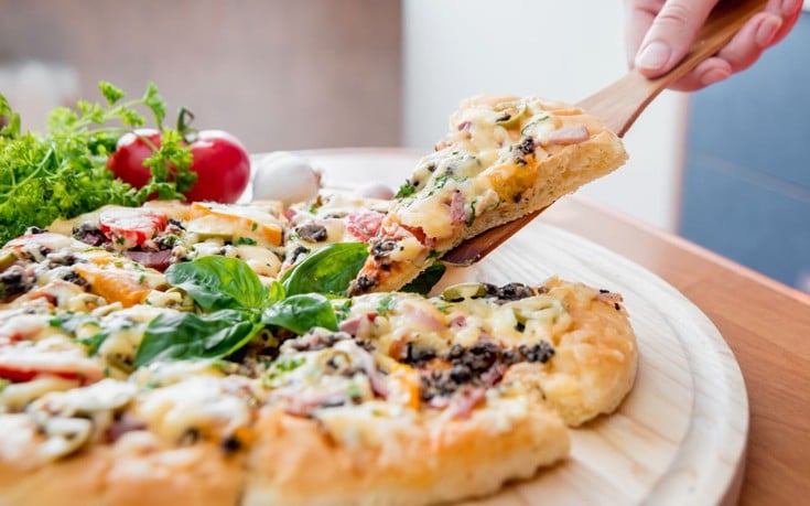 Πικάντικη ελληνική πίτσα με μελιτζάνα