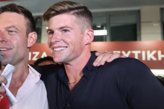 Στέφανος Κασσελάκης: Χαμόγελα και «πηγαδάκια» στην παρουσίαση του Κινήματος Δημοκρατίας