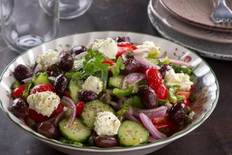 Πώς μετατρέπουμε τη χωριάτικη σε ένα χορταστικό γεύμα;