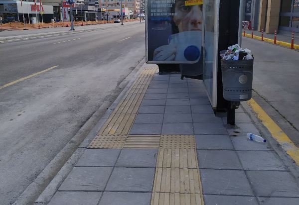 ΑΠΙΣΤΕΥΤΟ: Εφτιαξαν πεζοδρόμιο παγίδα για όσους έχουν πρόβλημα όρασης ΦΩΤΟ