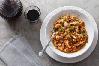 Εύκολη συνταγή για σουπιές με ούζο και ρύζι!