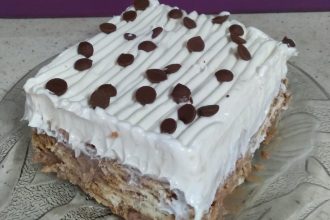 Εύκολο γλυκό για τραπέζι με λίγα υλικά