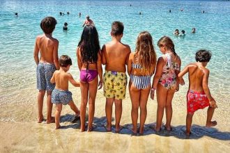 Το τρολ του Μπακογιάννη στη Ντόρα: "Μάνα, θα φάνε σπίτι, μην τους κυνηγάς με το ταπεράκι στη θάλασσα"!